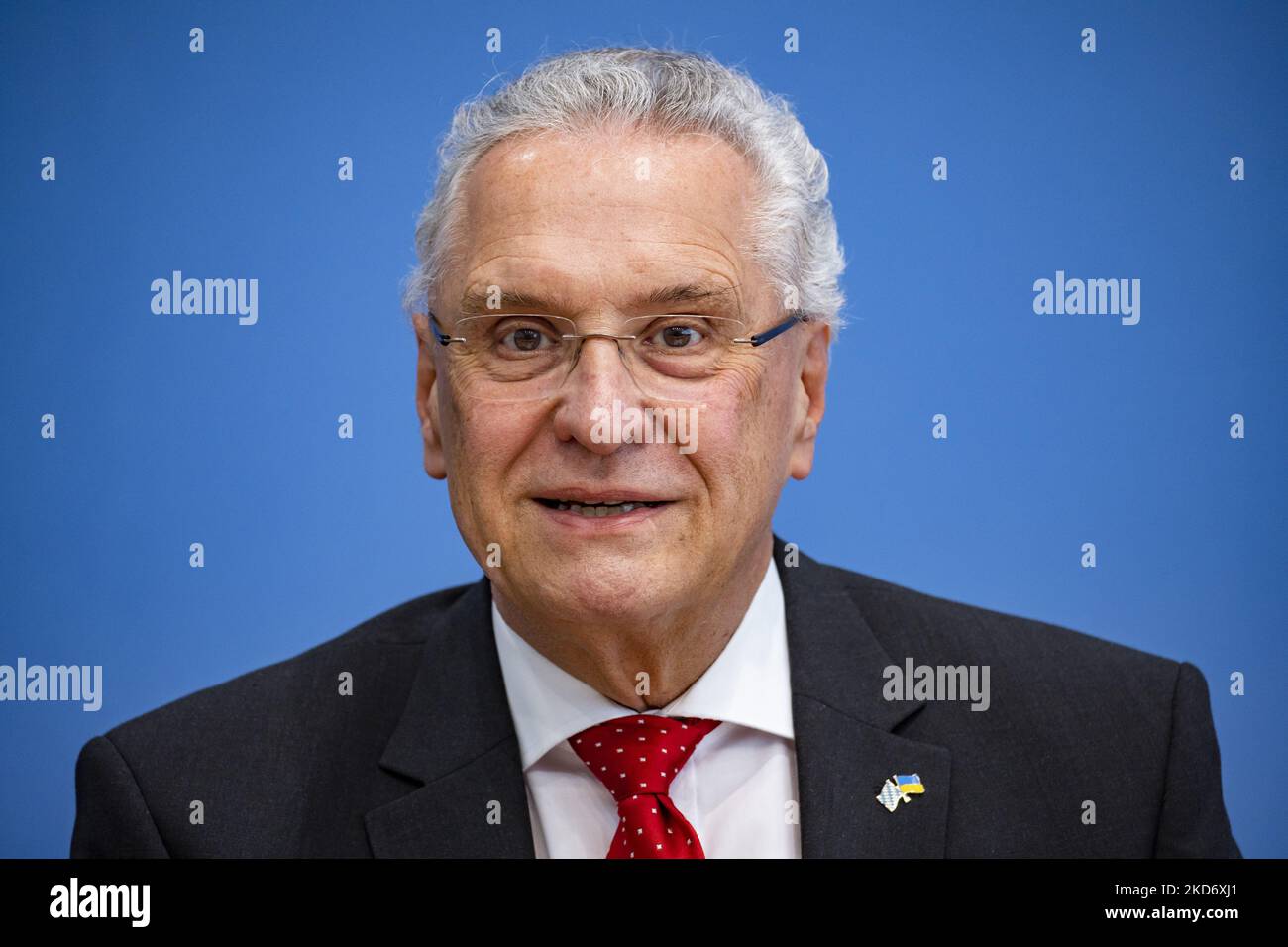 Der bayerische Innenminister und amtierende Präsident der Innenminister der Bundesländer Joachim Herrmann ist bei der Vorstellung der Bundeskriminalstatistik 2021 auf der Bundespressekonferenz am 2022. April in Berlin abgebildet. (Foto von Emmanuele Contini/NurPhoto) Stockfoto