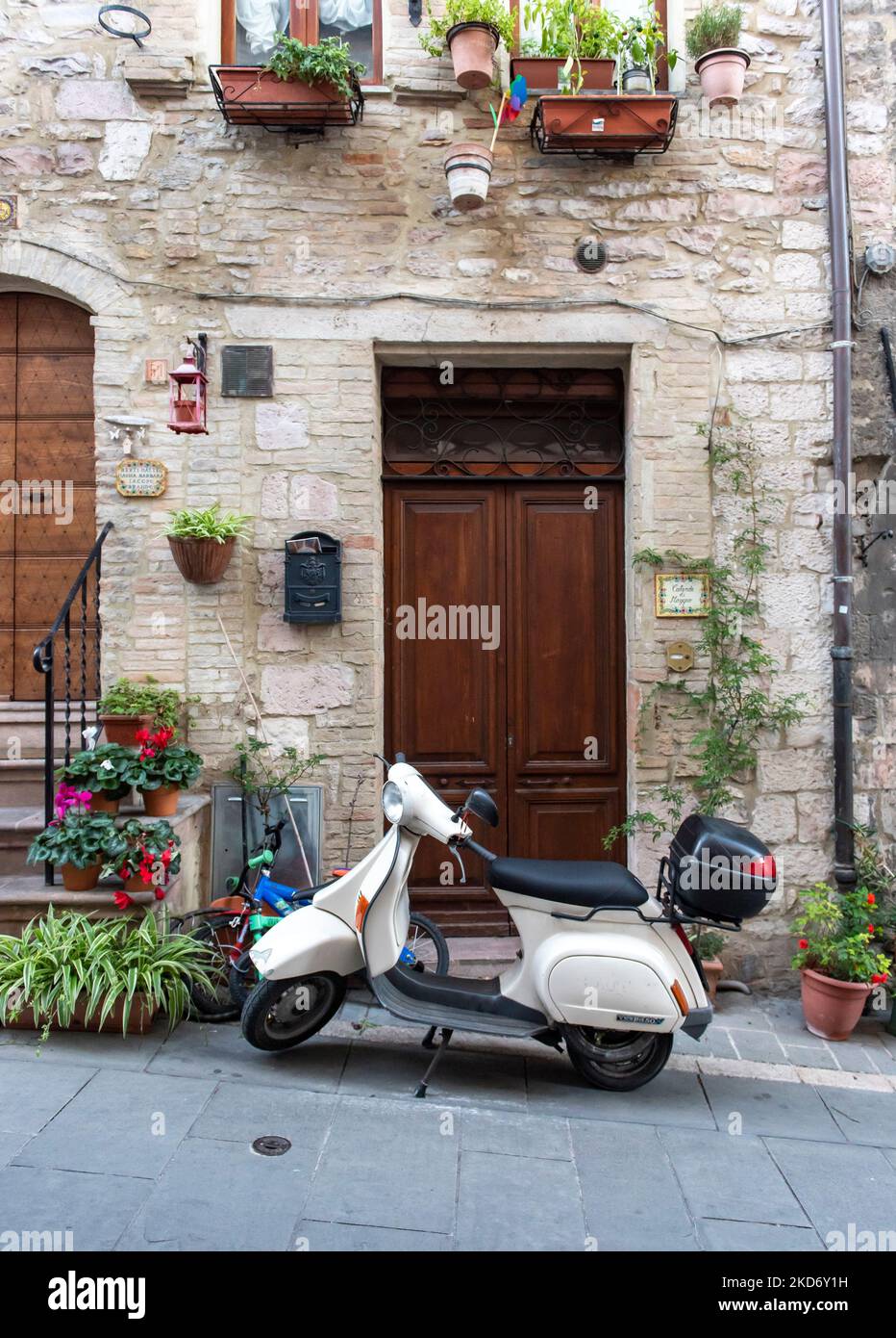 Vespa Roller in den Straßen der Altstadt von Assisi, Umbrien, Italien Stockfoto