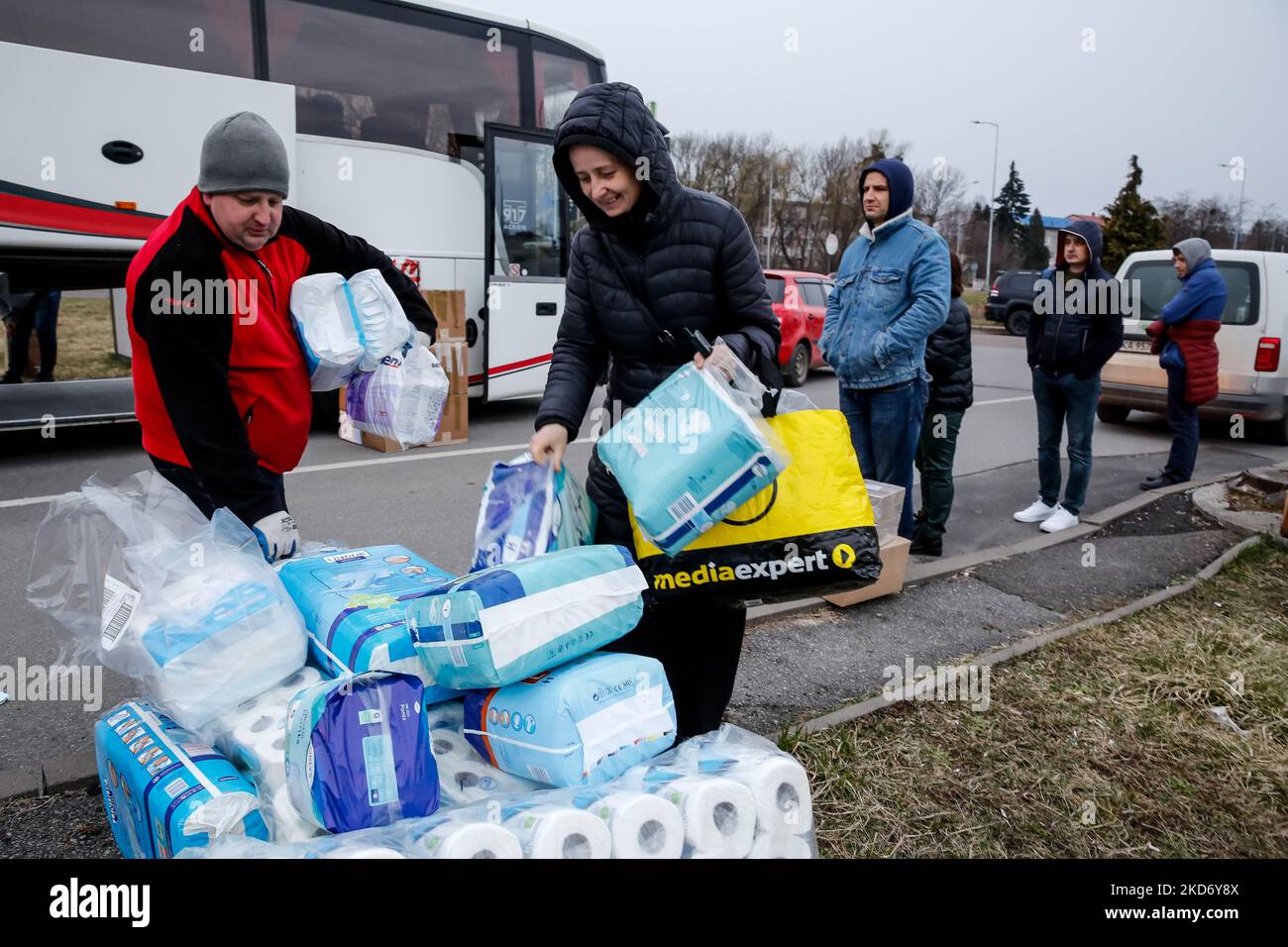 Maciej Oszal hilft Schwester Anna, Hygieneartikel von einem Busschuh zu transportieren, der vom Reisebüro Abdar aus Krakau, Polen, im Rahmen der humanitären Bemühungen des Reisebüros für die Ukraine nach Lviv, Ukraine geliefert wurde, da die russische Invasion in der Ukraine fortgesetzt wird - am 5. April 2022 (Foto von Dominika Zarzycka/NurPhoto) Stockfoto
