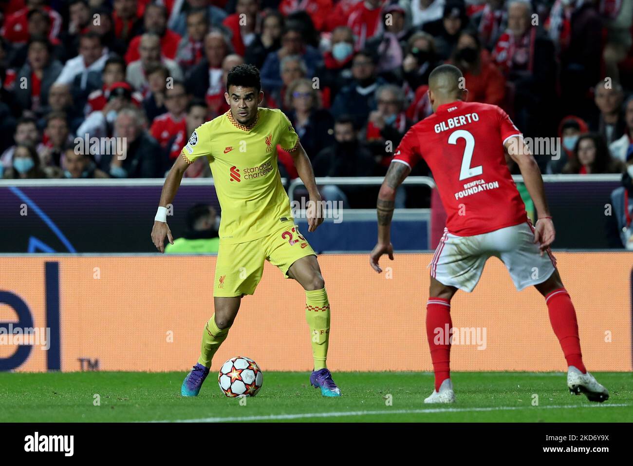 Luis Diaz vom FC Liverpool (L) steht mit Gilberto von SL Benfica während des UEFA Champions League Quarter Final Leg One Fußballspiels zwischen SL Benfica und dem FC Liverpool am 5. April 2022 im Luz-Stadion in Lissabon, Portugal, im Spiel. (Foto von Pedro FiÃºza/NurPhoto) Stockfoto