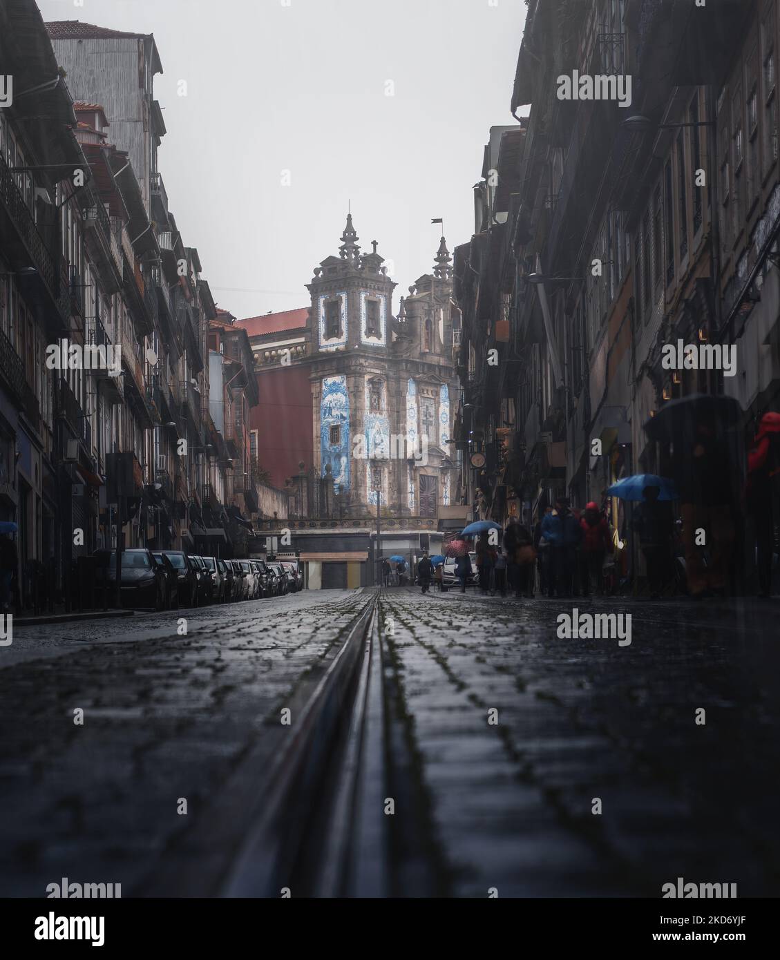 Rua 31 de Janeiro Straße und Kirche von Saint Ildefonso (Igreja de Santo Ildefonso) an einem regnerischen Tag - Porto, Portugal Stockfoto