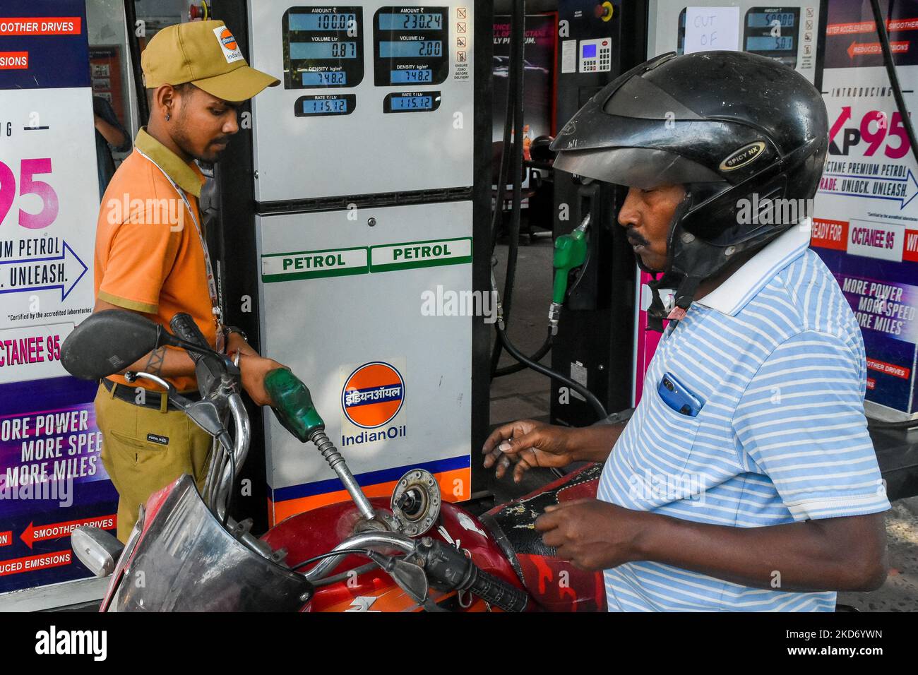 Am 6. April 2022 wird ein Mann an einer Tankstelle in Kalkutta, Indien, beim Tanken von Benzin gesehen. Laut Bericht haben die Benzinpreise in Kalkutta die Marke von 115 Rupien überschritten. (Foto von Debarchan Chatterjee/NurPhoto) Stockfoto