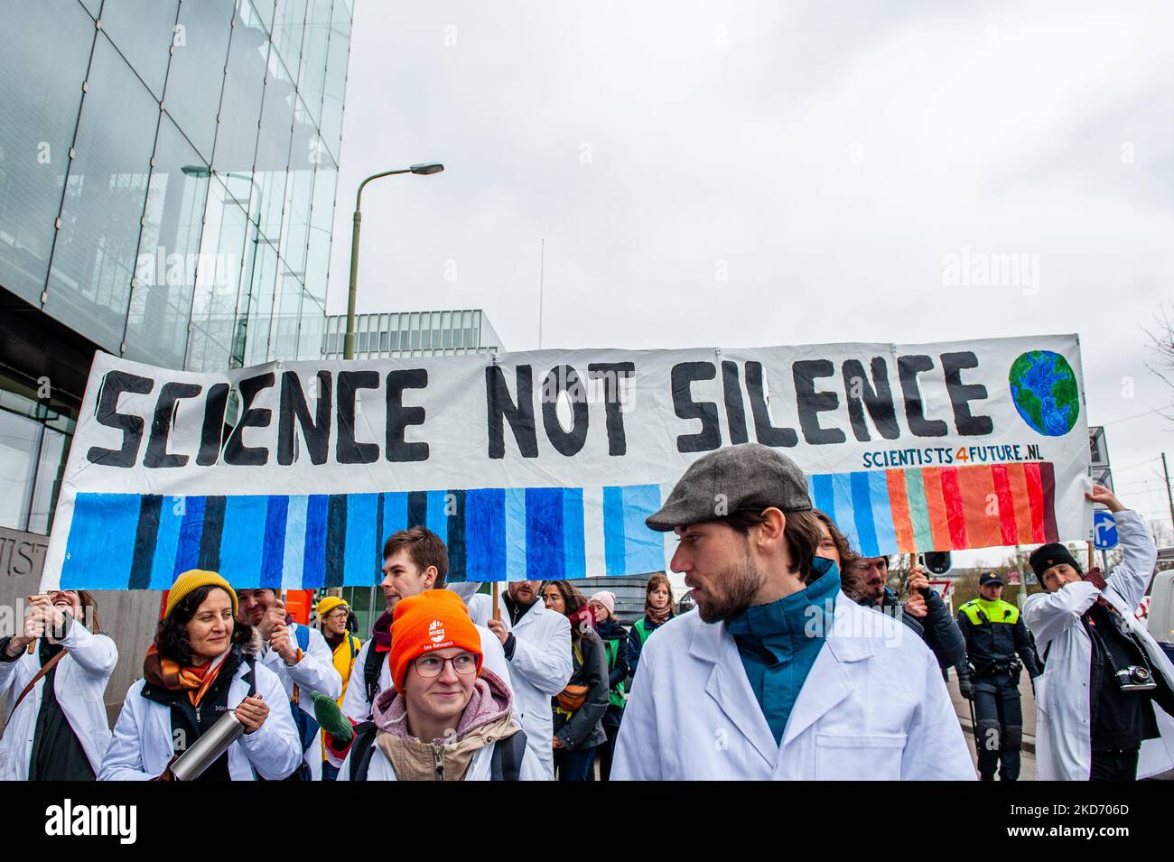 Im Rahmen der Klimaorganisation Extinction Rebellion marschieren Wissenschaftler während des ersten wissenschaftlichen klimamarsches in den Niederlanden durch Den Haag. Am 6.. April 2022 hielt der marsch in Labormänteln vor dem Finanzministerium, dem Wirtschafts- und Klimaministerium und den Gebäuden des Außenministeriums in Den Haag an. (Foto von Romy Arroyo Fernandez/NurPhoto) Stockfoto