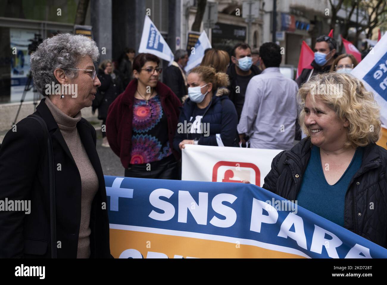 Eine große Gruppe von Menschen vor dem Gesundheitsministerium manifestiert sich am 7. April 2022 in Lissabon, Portugal, in besseren Bedingungen mit Tafeln und Fahnen. Der Weltgesundheitstag brachte viele Menschen vor dem Gesundheitsministerium zusammen, um eine Demonstration abzuhalten, in der die Stärkung der SNS und die Wertschätzung ihrer Beschäftigten gefordert wurden, die als wesentliche Elemente zur Gewährleistung einer qualitativ hochwertigen Gesundheit der gesamten Bevölkerung zu sehen sind. (Foto von Nuno Cruz/NurPhoto) Stockfoto