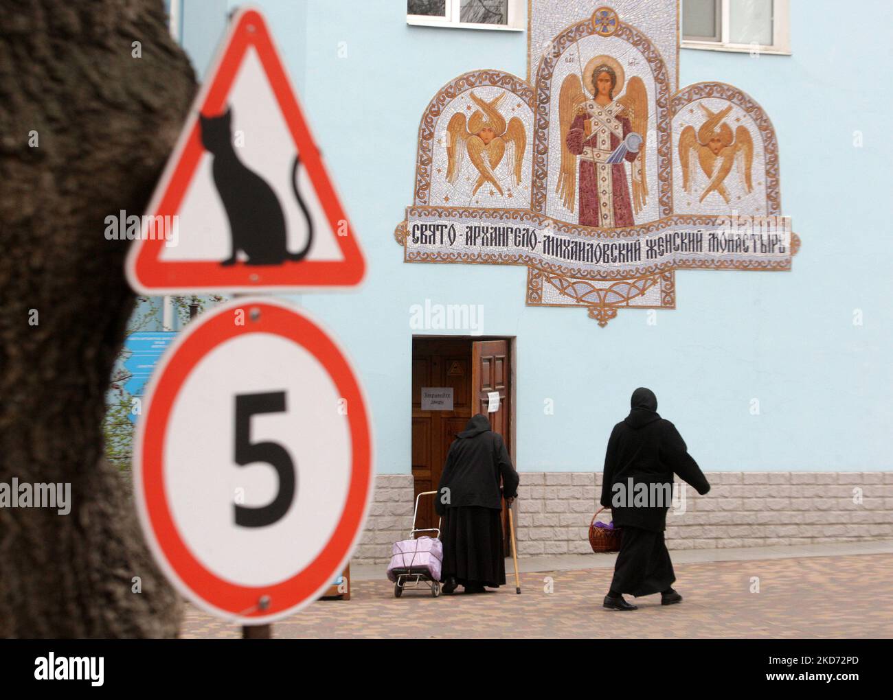Am 7. April 2022 ist am Eingang des Heiligen Erzengels - Michaels Frauenkloster von Odesa, Ukraine, ein Schild mit einer Katze zu sehen. Das Frauenkloster rettet Katzen, die von ihren Besitzern, die aufgrund des Krieges geflohen sind, während der russischen Invasion in der Ukraine zurückgelassen wurden. (Foto von STR/NurPhoto) Stockfoto