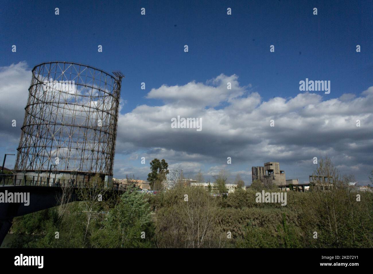 Eine Ansicht des Gazometro im Stadtteil Ostiense von Rom, mit Graffiti-Wandmalereien am 7. April 2022 in Rom, Italien. (Foto von Andrea Ronchini/NurPhoto) Stockfoto