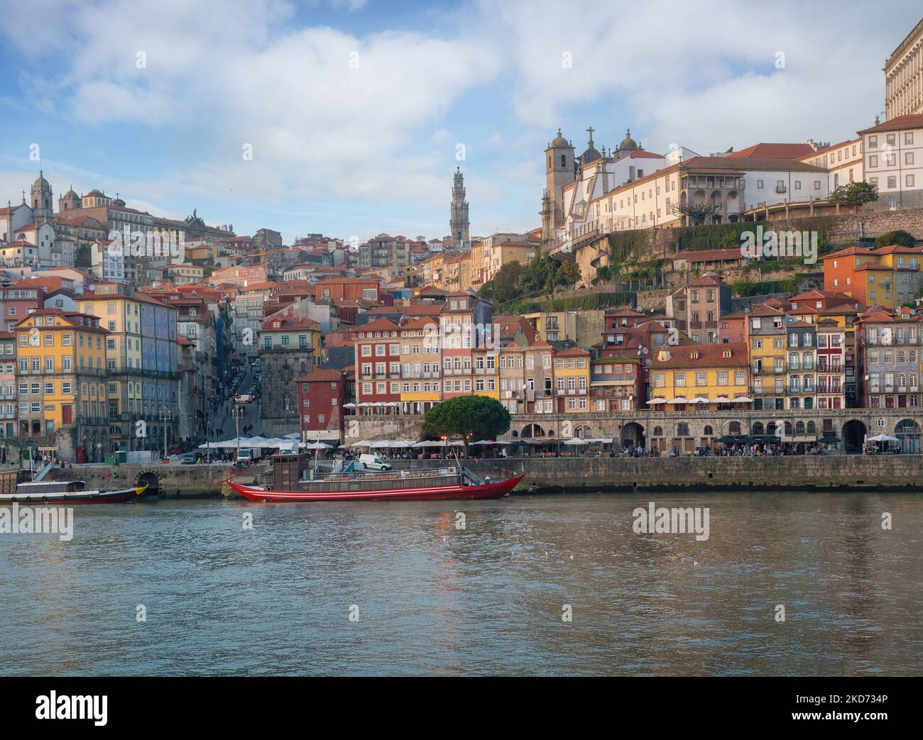 Porto Skyline, Cais da Ribeira und Douro River mit Clerigos Tower und SE do Porto Cathedral - Porto, Portugal Stockfoto