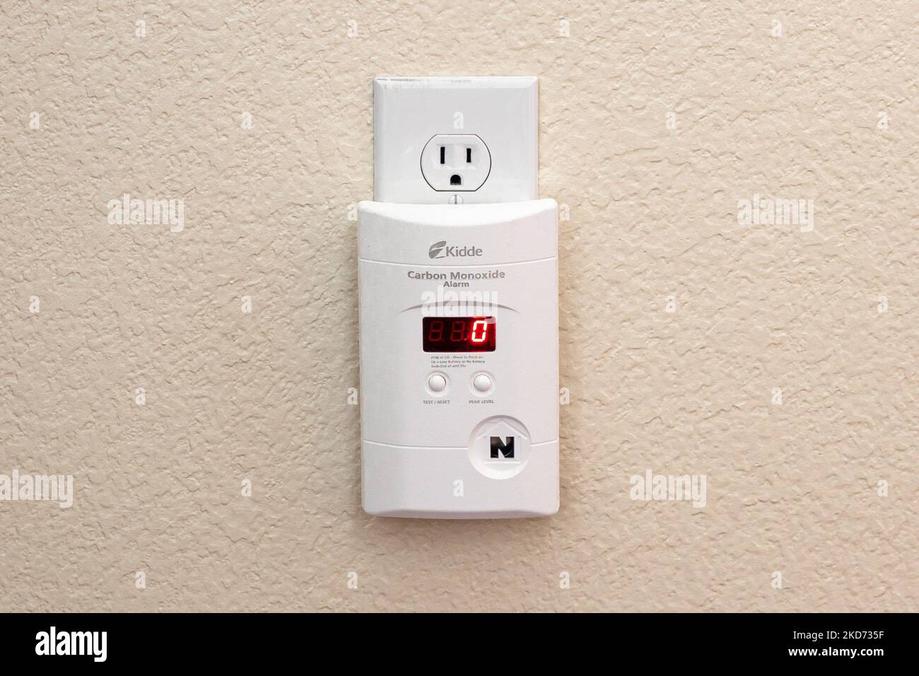 Ein Kohlenmonoxid-Detektor-Alarm der Marke Kidde wird zur Sicherheit in einem Wohnhaus verwendet. Stockfoto