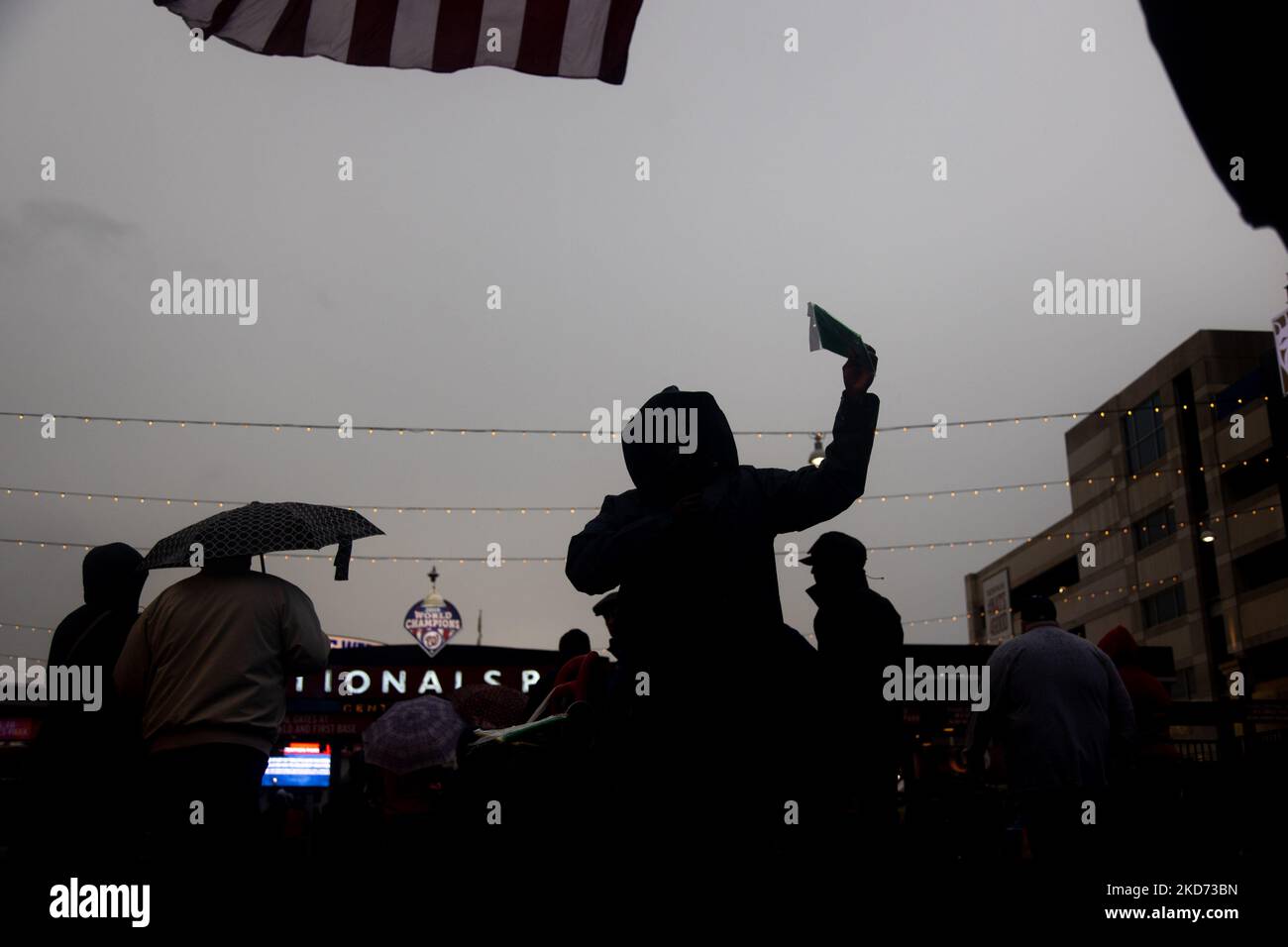 Ein Mann verkauft Regenponchos im Nationals Park in Washington, D.C., während des Eröffnungstages der MLB-Baseballsaison 2022, Verse der New York Mets am 7. April 2022 (Foto: Bryan Olin Dozier/NurPhoto) Stockfoto
