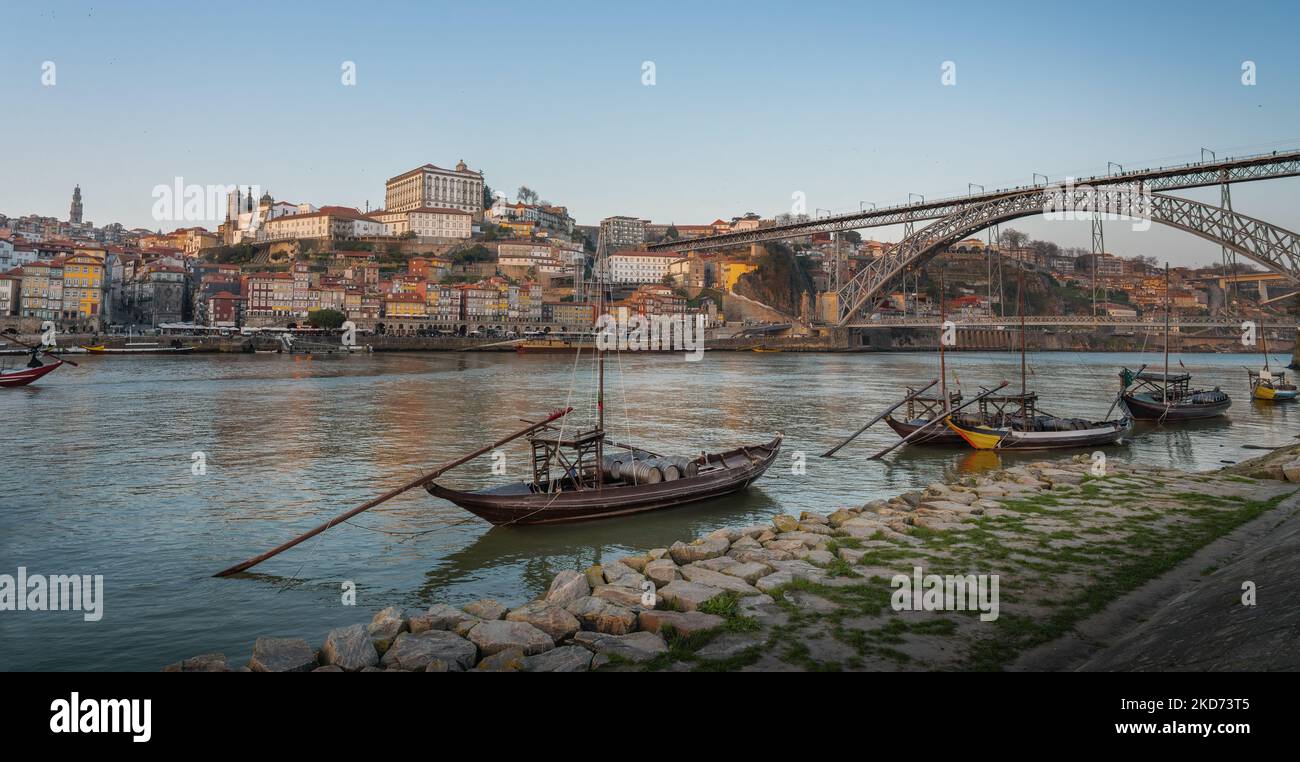 Panoramablick auf den Douro-Fluss mit traditionellen Rabelo-Booten, Ribeira Skyline und Dom Luis I Brücke - Porto, Portugal Stockfoto