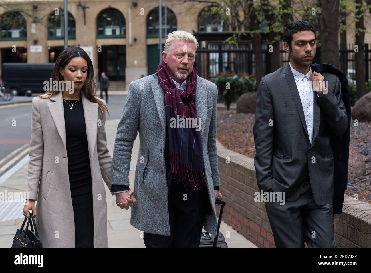 LONDON, VEREINIGTES KÖNIGREICH - 08. APRIL 2022: Ehemaliger Tennisstar Boris Becker (C), Seine Partnerin Lilian De Carvalho Monteiro (L) und sein Sohn Elias Balthasar Becker (R) treffen am Southwark Crown Court ein, da die Jury voraussichtlich weiterhin über die Urteile im Prozess von Boris Becker wegen angeblich verschwiegener Vermögenswerte, darunter Medaillen, beraten wird. Wimbledon-Trophäen und Immobilien von Konkursverwaltern am 08. April 2022 in London, England. (Foto von Wiktor Szymanowicz/NurPhoto) Stockfoto