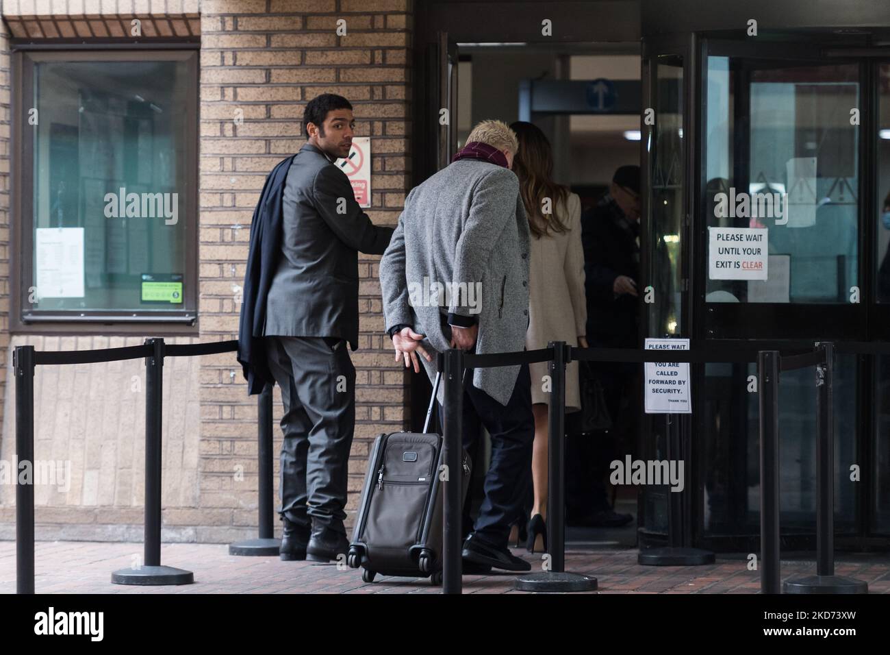 LONDON, VEREINIGTES KÖNIGREICH - 08. APRIL 2022: Ehemaliger Tennisstar Boris Becker (R), Seine Partnerin Lilian De Carvalho Monteiro und sein Sohn Elias Balthasar Becker (L) treffen am Southwark Crown Court ein, da die Jury voraussichtlich weiterhin über die Urteile im Prozess von Boris Becker wegen angeblich verschwiegener Vermögenswerte, darunter Medaillen, beraten wird. Wimbledon-Trophäen und Immobilien von Konkursverwaltern am 08. April 2022 in London, England. (Foto von Wiktor Szymanowicz/NurPhoto) Stockfoto