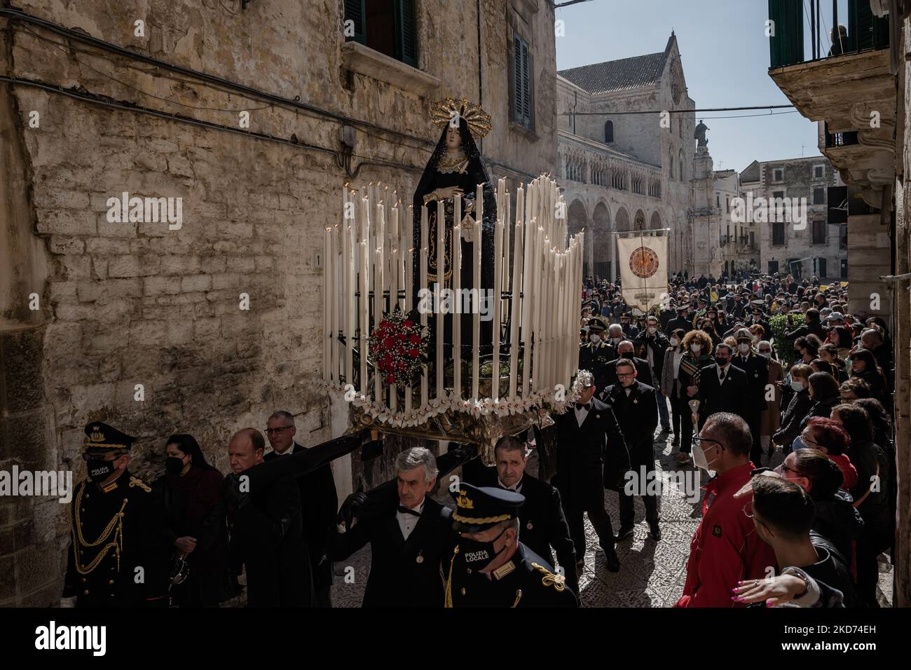 Die Statue der Madonna wurde von den Trägern während der Prozession der Desolata mit hinter der Co-Kathedrale von Maria Assunta in Bitonto am 8. April 2022 auf den Schultern getragen. Der Gesang der Grundschüler der Stadt begleitete heute Morgen die Prozession der Desolata, die nach einem zweijährigen Stopp mit besonderer Emotion erwartet wurde. Ein herzzerreißender Song im Sinne einer zerrissenen Verlassenheit, unterstrichen durch die schmerzhaften Töne der Band, vereinte die Stimmen der Kinder, die durch die Straßen der Stadt marschierten, der Statue der in Schwarz gekleideten Madonna folgend, umgeben von t Stockfoto