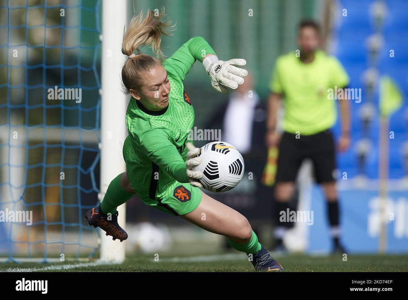 Lisan Alkemade aus den Niederlanden erspart sich beim Freundschaftsspiel zwischen den Niederländerinnen U23 und den Engländerinnen U23 in der Pinatar Arena am 8. April 2022 in Murcia, Spanien, eine Strafe. (Foto von Jose Breton/Pics Action/NurPhoto) Stockfoto