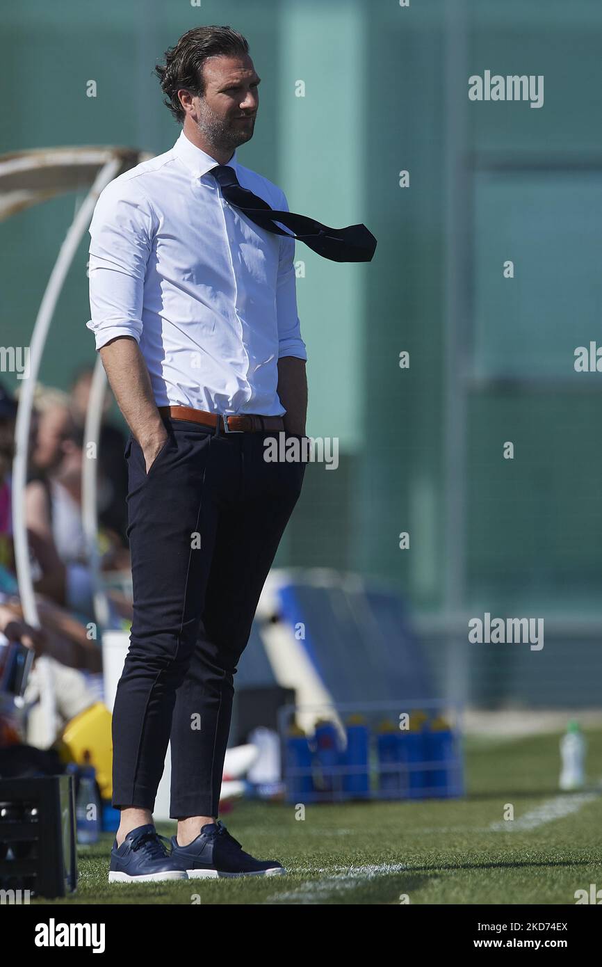 Stefan Hoogsteder Cheftrainer der Niederlande schaut während des Freundschaftsspiel zwischen den Niederländischen Frauen U23 und den Engländern Frauen U23 in der Pinatar Arena am 8. April 2022 in Murcia, Spanien. (Foto von Jose Breton/Pics Action/NurPhoto) Stockfoto