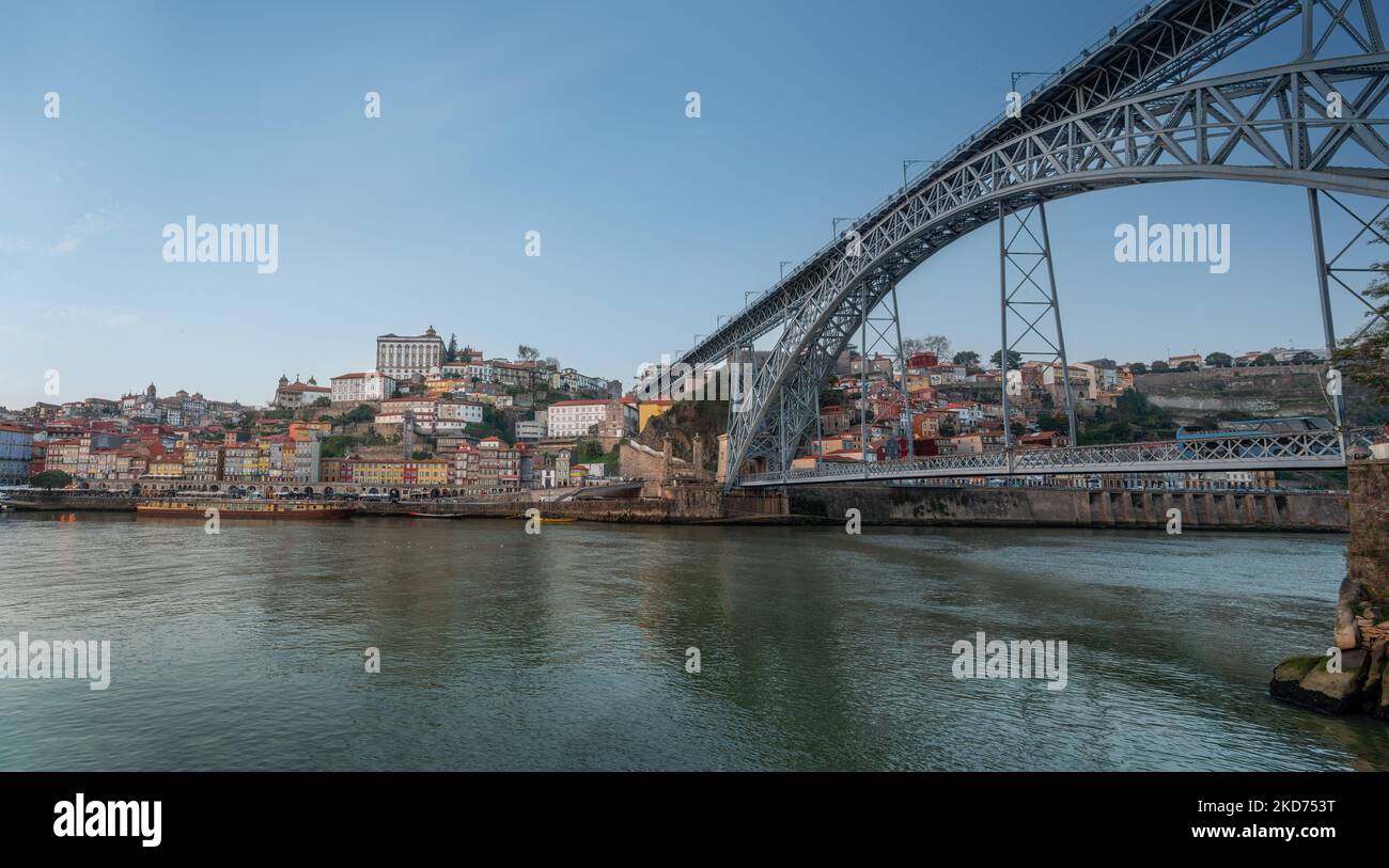 Panoramablick auf die Brücke Dom Luis I und die Skyline von Ribeira - Porto, Portugal Stockfoto