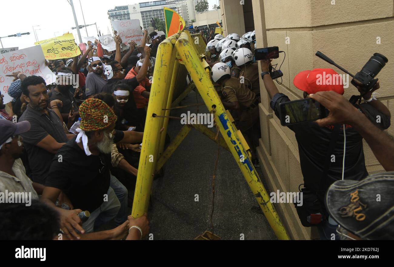 Sri Lanker protestieren mit der Forderung, dass Präsident Gotabaya Rajapaksa und die Regierung neben dem offiziellen Präsidentenamt in Colombo, Sri Lanka, abtreten 9. April 2022. Es wurde ein Protest abgehalten, in dem der Präsident von Sri Lanka, Gotabaya Rajapaksa, und die Regierung aufgefordert wurden, abzutreten, da das Land die schlimmste Wirtschaftskrise aller Zeiten erlebt. (Foto von Tharaka Basnayaka/NurPhoto) Stockfoto