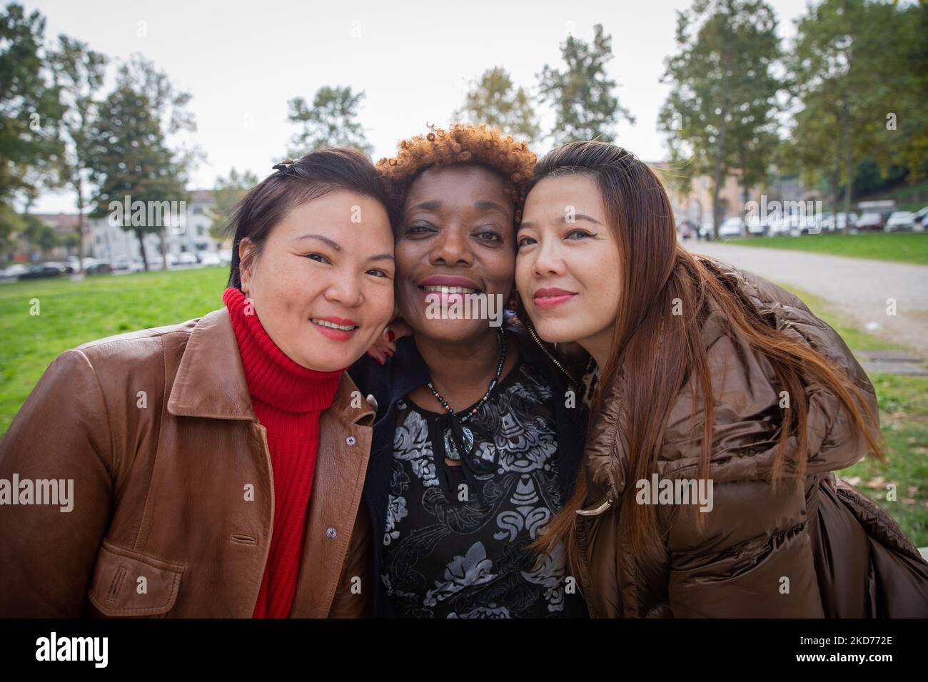 Gruppe von glücklich lächelnden multirassischen Spaß im Stadtpark. Freundschaftskonzept. Stockfoto