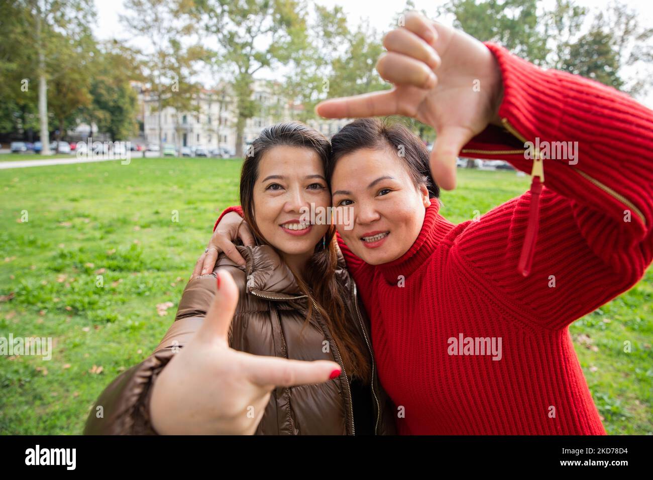 Asiatische Freunde genießen sich im öffentlichen Park, Zweisamkeit und Freundschaftskonzepte Stockfoto