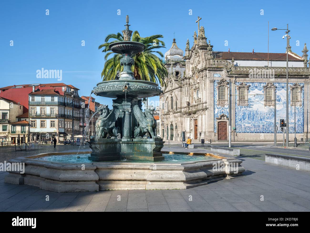 Löwenbrunnen und Carmo-Kirche am Gomes Teixeira-Platz - Porto, Portugal Stockfoto