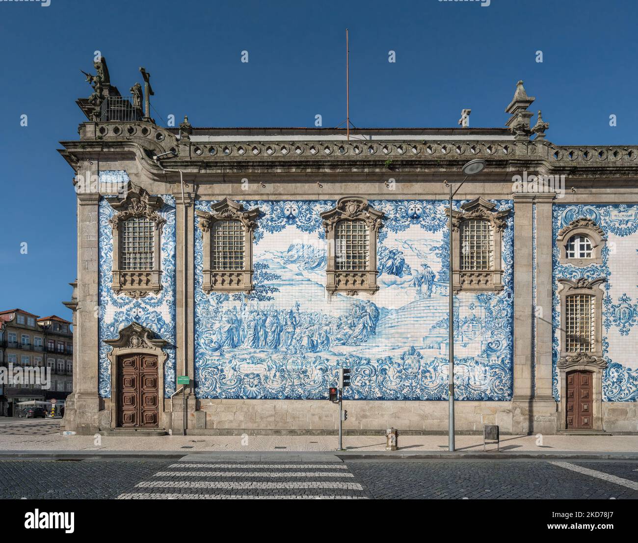 Seitenansicht der Carmo-Kirche mit portugiesischer Azulejo-Kachelszene - Porto, Portugal Stockfoto