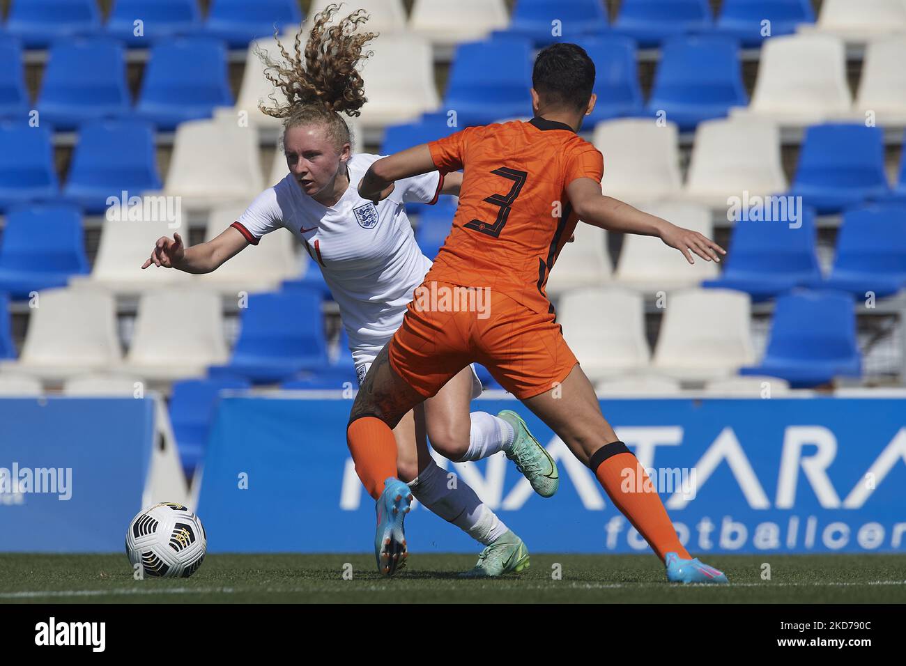 Katie Robinson aus England und Samantha Van Diemen aus den Niederlanden kämpfen am 8. April 2022 in Murcia, Spanien, um den Ball beim Freundschaftsspiel zwischen den Niederlanden Women's U23 und England Women's U23 in der Pinatar Arena. (Foto von Jose Breton/Pics Action/NurPhoto) Stockfoto