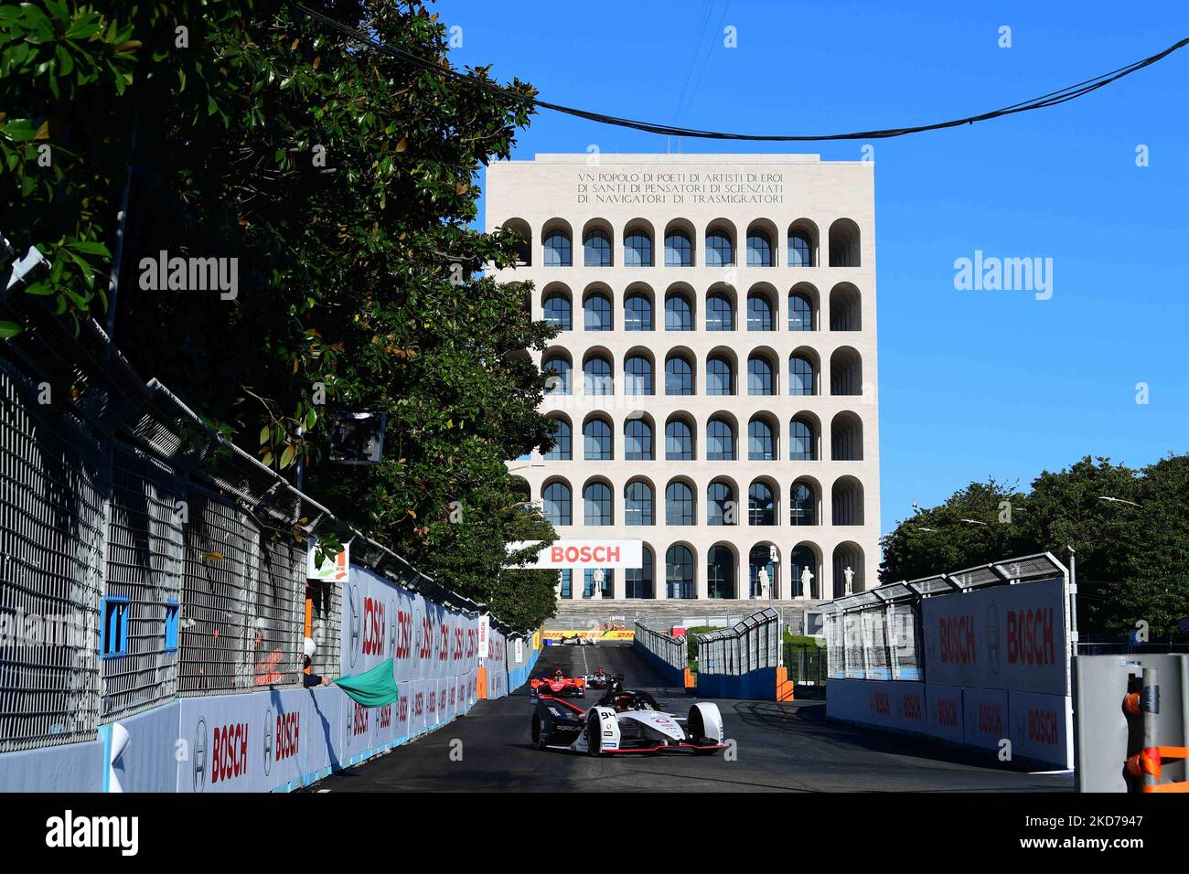 Pascal Wehrlein vom TAG Heuer Porsche Formel E Team fährt seinen Einsitzer im Qualifying des 2. Tages von Rom E-Prix, 5. Runde der Formel E Weltmeisterschaft auf dem Stadtkurs von Rom, EUR Nachbarschaft Rom, 10. April 2022 (Foto: Andrea Diodato/NurPhoto) Stockfoto