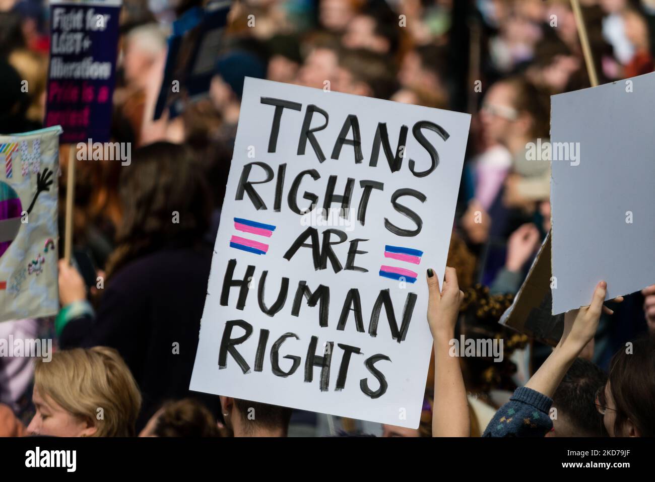 Menschen nehmen an einer Demonstration vor der Downing Street in London Teil, um gegen den Ausschluss von Transgender-Menschen von einem Verbot der Konversion-Therapie zu protestieren. In London, Großbritannien, 10. April 2022. (Foto von Maciek Musialek/NurPhoto) Stockfoto