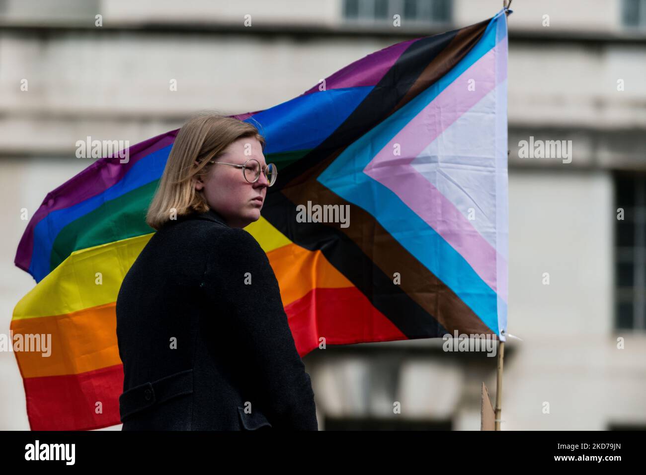 Menschen nehmen an einer Demonstration vor der Downing Street in London Teil, um gegen den Ausschluss von Transgender-Menschen von einem Verbot der Konversion-Therapie zu protestieren. In London, Großbritannien, 10. April 2022. (Foto von Maciek Musialek/NurPhoto) Stockfoto