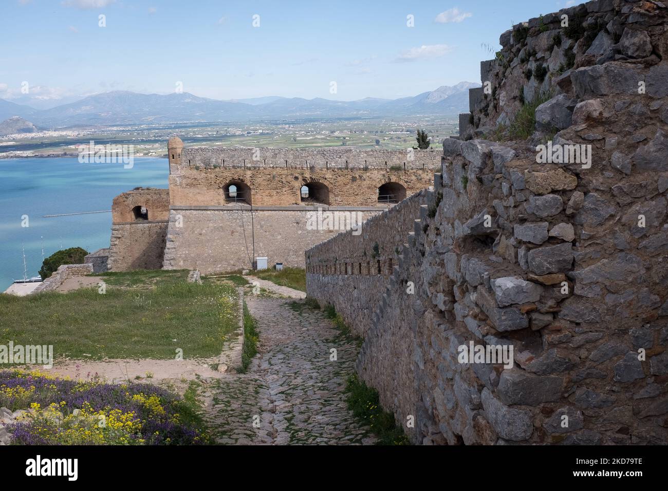 Die Festung von Palamidi am 10. April 2020 in Nafplio, Griechenland. Die Festung der Palamidi ist eine der größten Errungenschaften der venezianischen Befestigungsarchitektur.die Festung wurde von den Venezianern auf dem Kamm eines 216 Meter hohen Hügels errichtet. Die Festung war ein sehr großes und ehrgeiziges Projekt, wurde aber innerhalb eines relativ kurzen Zeitraums von 1711 bis 1714 fertiggestellt. Es handelt sich um eine typische Barockfestung, die nach den Plänen der Ingenieure Giaxich und Lasalle errichtet wurde. 1715 wurde es von den Türken erobert und blieb unter ihrer Kontrolle bis 1822, als es von den Griechen erobert wurde. (Foto von Nikolas Kokovlis/Nu Stockfoto