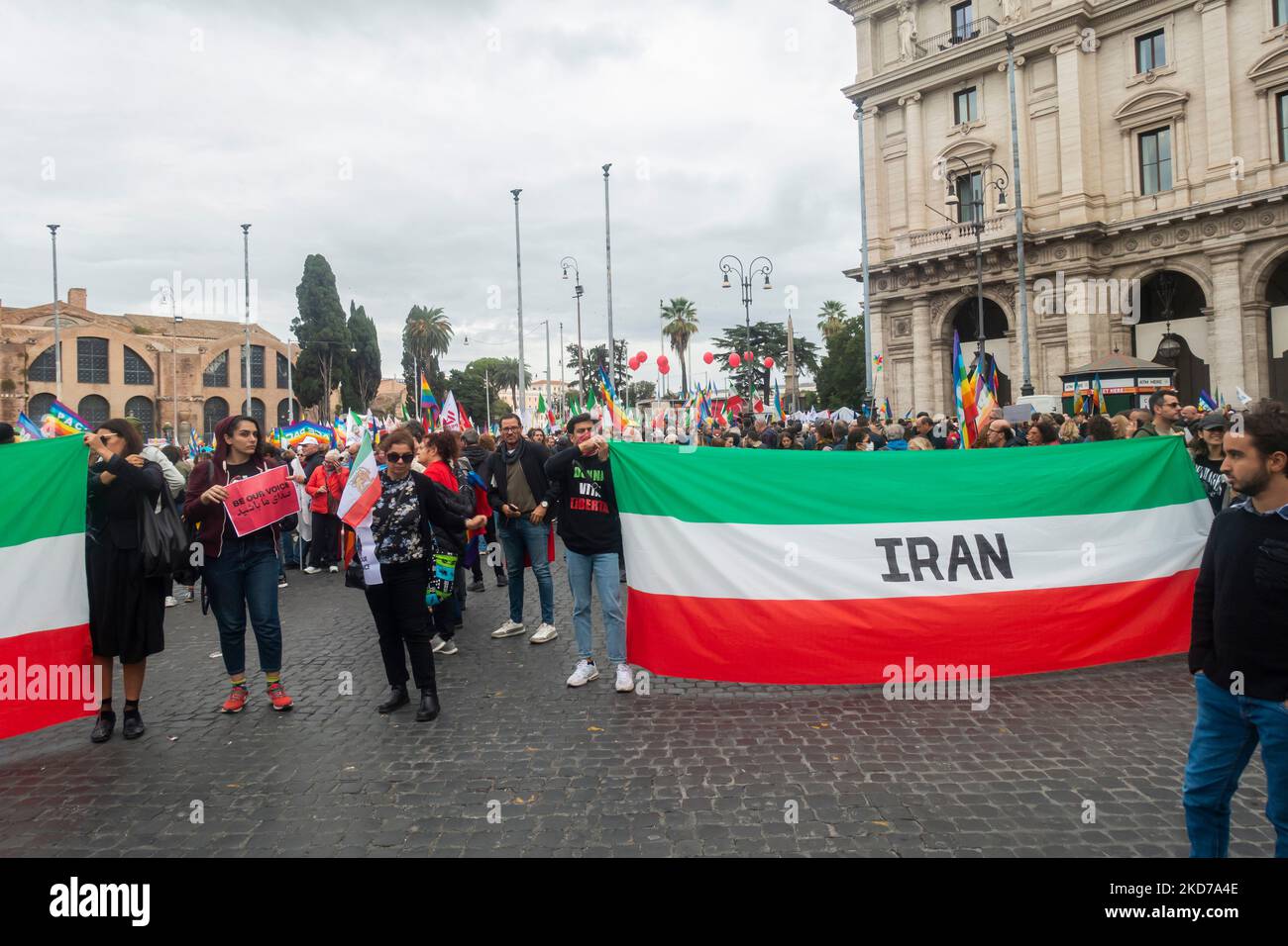 Rom, Italien - 5.. November 2022: Tausende Menschen demonstrieren für den Frieden, für die Menschen- und Frauenrechte im Iran. Stockfoto