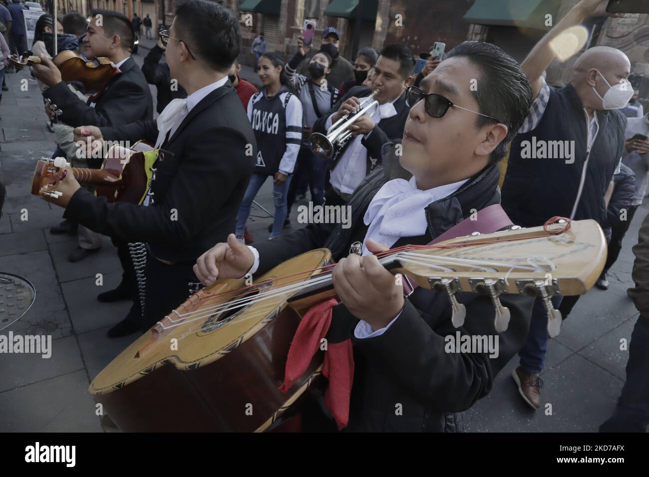 Eine Gruppe von Mariachis-Serenade Andrés Manuel López Obrador, dem verfassungsmäßigen Präsidenten der Vereinigten Mexikanischen Staaten, und Beatriz Gutiérrez Müller, Ehrenpräsidentin des Honorary Advisory Council der Nationalen Koordination des historischen und kulturellen Gedächtnisses Mexikos, Die im Kunstmuseum des Finanzministeriums und öffentlichen Kredits (SHCP) in der Moneda Street 4 im historischen Zentrum von Mexiko-Stadt ankamen, um ihre Stimme in der Volkskonsultation für die Aufhebung des Mandats in Mexiko abzugeben. Der Zweck des Referendums besteht darin, mexikanische Bürger zu fragen, ob sie die entfernen oder nicht Stockfoto