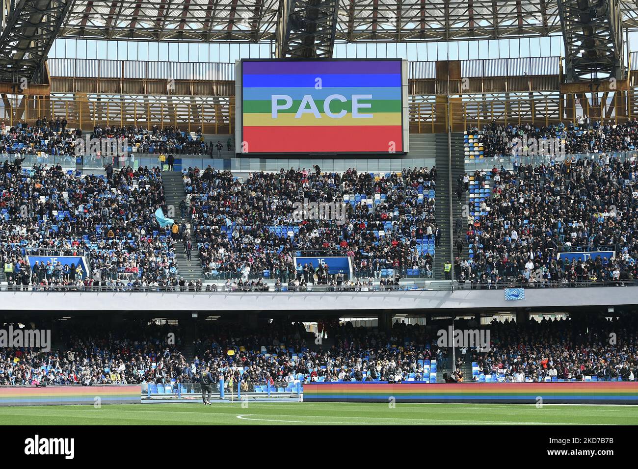Pace Flag in der Führung während des Serie-A-Spiels zwischen SSC Napoli und ACF Fiorentina im Stadio Diego Armando Maradona Neapel Italien am 10. April 2022. (Foto von Franco Romano/NurPhoto) Stockfoto