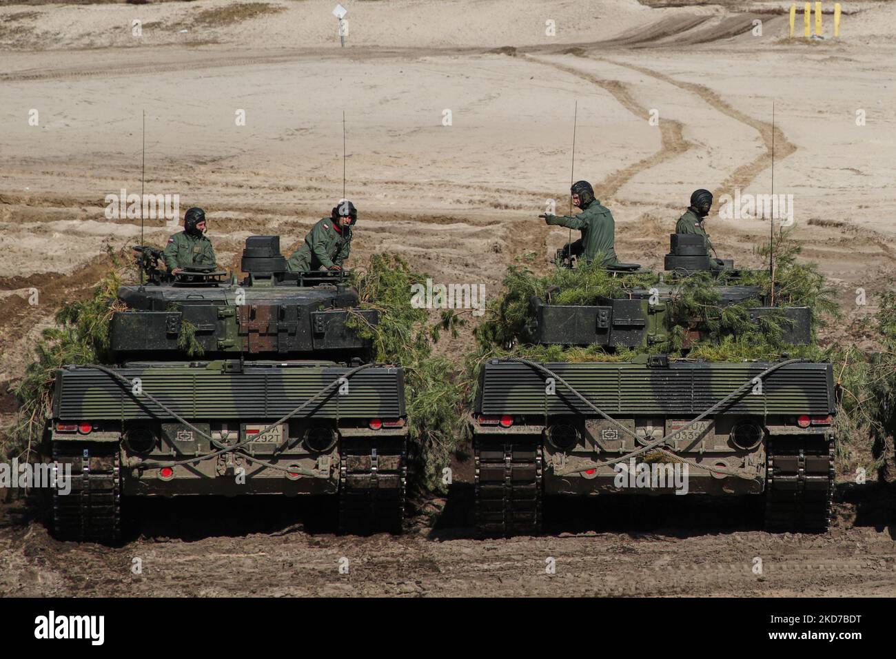 Deutsche Leopard 2 Panzer der polnischen Armee sind nach einer gemeinsamen Übung mit der US-Armee am 8. April 2022 beim Schützenregiment 21. in Nowa Deba, Polen, aufgereiht. Das Trainingstraining war das erste seiner Art, das der Presse gezeigt wurde und soll die militärische Position Polens nach dem Einmarsch Russlands in die Ukraine stärken. (Foto von STR/NurPhoto) Stockfoto