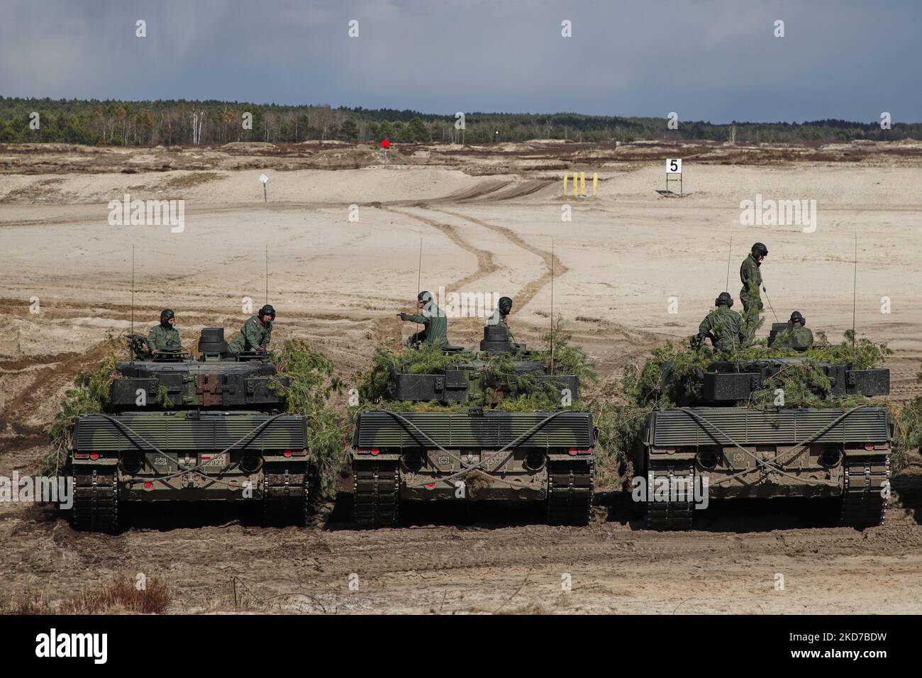 Deutsche Leopard 2 Panzer der polnischen Armee sind nach einer gemeinsamen Übung mit der US-Armee am 8. April 2022 beim Schützenregiment 21. in Nowa Deba, Polen, aufgereiht. Das Trainingstraining war das erste seiner Art, das der Presse gezeigt wurde und soll die militärische Position Polens nach dem Einmarsch Russlands in die Ukraine stärken. (Foto von STR/NurPhoto) Stockfoto