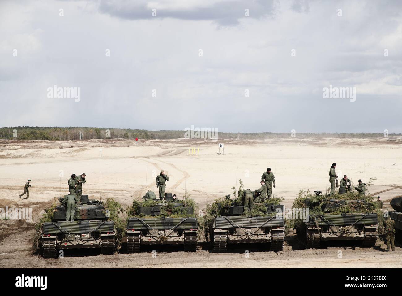 Deutsche Leopard 2 Panzer der polnischen Armee sind nach einer gemeinsamen Übung mit der US-Armee am 8. April 2022 beim Schützenregiment 21. in Nowa Deba, Polen, aufgereiht. Das Trainingstraining war das erste seiner Art, das der Presse gezeigt wurde und soll die militärische Position Polens nach dem Einmarsch Russlands in die Ukraine stärken. (Foto von STR/NurPhoto) Stockfoto