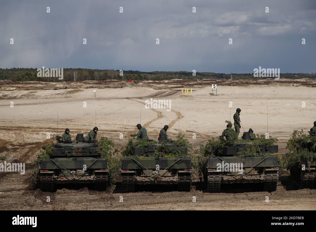 Deutsche Leopard 2 Panzer der polnischen Armee sind nach einer gemeinsamen Übung mit der US-Armee am 8. April 2022 beim Schützenregiment 21. in Nowa Deba, Polen, aufgereiht. Das Trainingstraining war das erste seiner Art, das der Presse gezeigt wurde und soll die militärische Position Polens nach dem Einmarsch Russlands in die Ukraine stärken. (Foto von STR/NurPhoto) Stockfoto