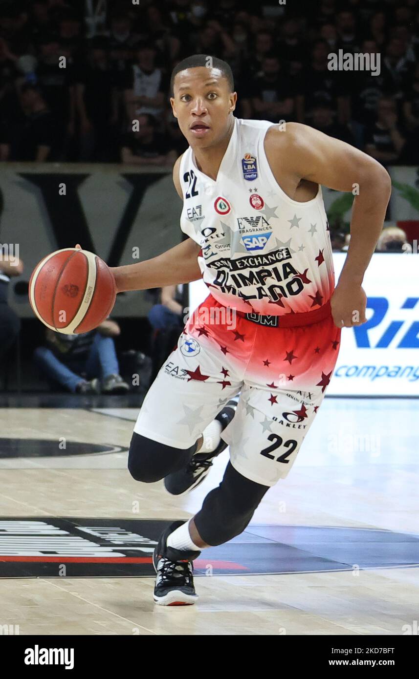 Devon Hall (Armani Exchange Milano) während der Serie A1 italienischen LBA Basketball-Meisterschaft Spiel Segafredo Virtus Bologna vs. AIX Armani Exchange Olimpia Milano in der Segafredo Arena in Bologna, am 10. April 2022. (Foto von Michele Nucci/LiveMedia/NurPhoto) Stockfoto