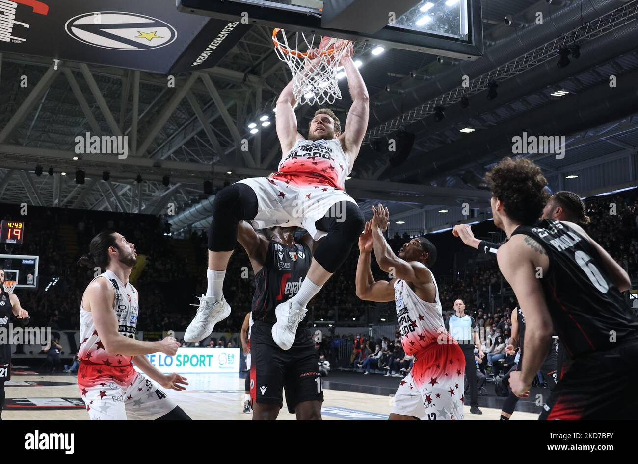 Nicolo' Melli (Armani Exchange Milano) während der Serie A1 italienischen LBA Basketball-Meisterschaft Spiel Segafredo Virtus Bologna gegen. AIX Armani Exchange Olimpia Milano in der Segafredo Arena in Bologna, am 10. April 2022. (Foto von Michele Nucci/LiveMedia/NurPhoto) Stockfoto