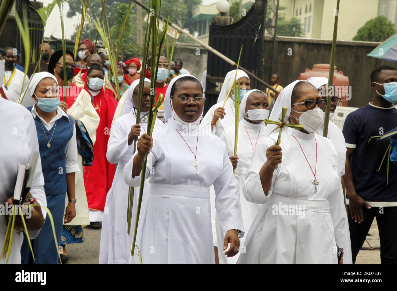 Katholische Gläubige feiern am Sonntag, den 10 2022. April, den Palmsonntag, das erste Fest mit Prozession und Gottesdienst seit dem Ausbruch des COVID-19 in der katholischen Kirche St. Leo, Ikeja, Lagos, Nigeria. Foto von Adekunle Ajayi (Foto von Adekunle Ajayi/NurPhoto) Stockfoto