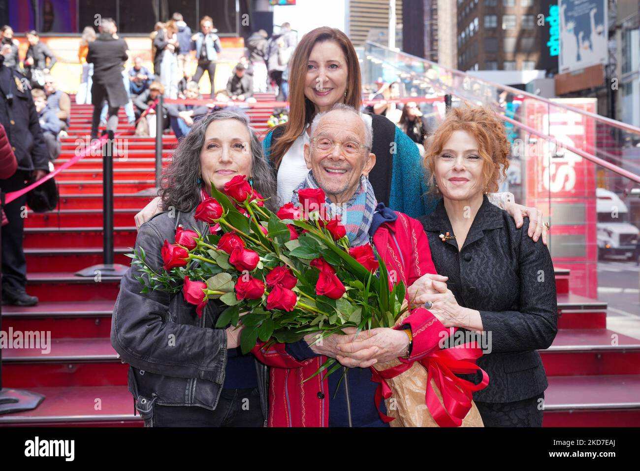Joel Gray posiert bei seiner Geburtstagsfeier 90. am Times Square TKTS Red Steps am 11. April 2022 in New York City. (Foto von John Nacion/NurPhoto) Stockfoto