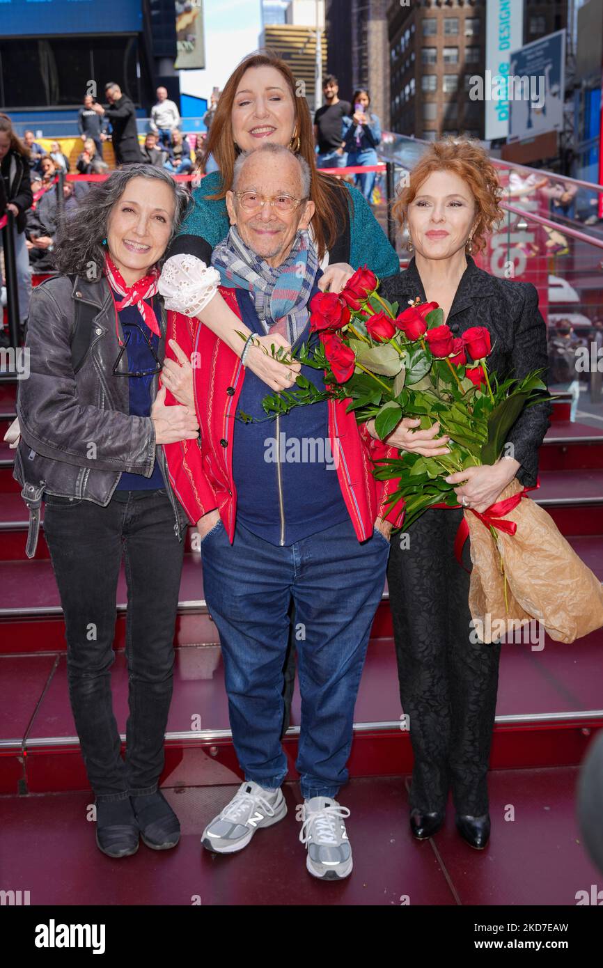 Joel Gray posiert bei seiner Geburtstagsfeier 90. am Times Square TKTS Red Steps am 11. April 2022 in New York City. (Foto von John Nacion/NurPhoto) Stockfoto