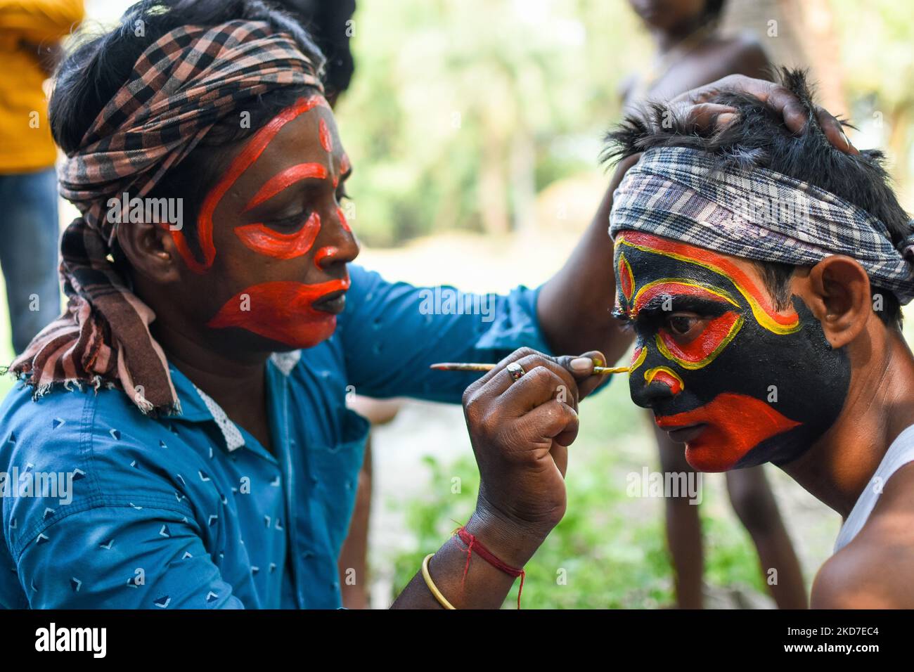 Ein Anhänger wird gesehen, Zeichnung verschiedenen farbigen Kunst auf einem Gesicht , vor " Bolan " Tanz anlässlich des Charak-Festival im Katwa-Bezirk , 200 Kilometer von Kalkutta , Indien , am 11. April 2022 . Das Charak-Fest ist das Hindu-Ritual, das im Monat chaitra gefeiert wird, um Herrn Shiva zu ehren. Devotees malt verschiedene Künste in einem Gesicht und Körper und führt "Bolan"-Tanz, ein hinduistischer ritueller Tanz vor allem aus dem Staat Bengalen während dieses Festivals basiert. (Foto von Debarchan Chatterjee/NurPhoto) Stockfoto