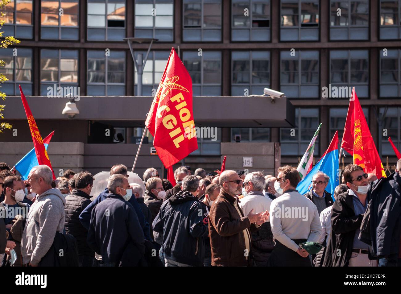 Streikende Arbeiter vor dem Hauptsitz der Region Latium am 12. April 2022 in Pomezia, Italien. Die Arbeiter protestieren gegen die Schließung des Produktionsstandorts. Leonardo S.p.A. ist ein italienisches Unternehmen, das in den Bereichen Verteidigung, Luft- und Raumfahrt sowie Sicherheit tätig ist. Der größte Anteilseigner ist das italienische Ministerium für Wirtschaft und Finanzen. (Foto von Andrea Ronchini/NurPhoto) Stockfoto