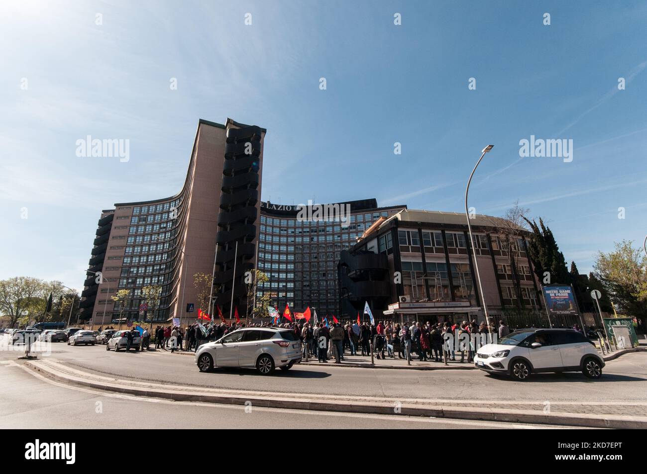 Streikende Arbeiter vor dem Hauptsitz der Region Latium am 12. April 2022 in Pomezia, Italien. Die Arbeiter protestieren gegen die Schließung des Produktionsstandorts. Leonardo S.p.A. ist ein italienisches Unternehmen, das in den Bereichen Verteidigung, Luft- und Raumfahrt sowie Sicherheit tätig ist. Der größte Anteilseigner ist das italienische Ministerium für Wirtschaft und Finanzen. (Foto von Andrea Ronchini/NurPhoto) Stockfoto