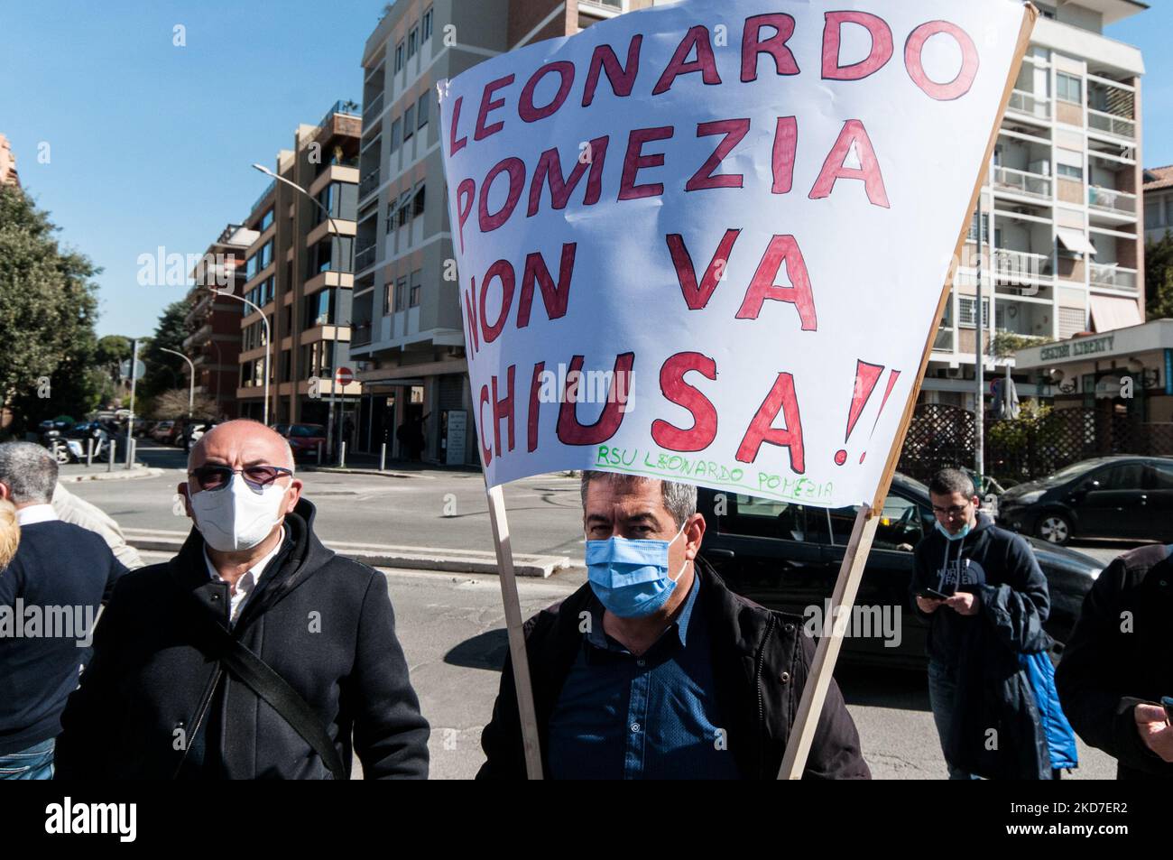 Streikende Arbeiter vor dem Hauptsitz der Region Latium am 12. April 2022 in Pomezia, Italien. Die Arbeiter protestieren gegen die Schließung des Produktionsstandorts. Leonardo S.p.A. ist ein italienisches Unternehmen, das in den Bereichen Verteidigung, Luft- und Raumfahrt sowie Sicherheit tätig ist. Der größte Anteilseigner ist das italienische Ministerium für Wirtschaft und Finanzen. (Foto von Andrea Ronchini/NurPhoto) Stockfoto