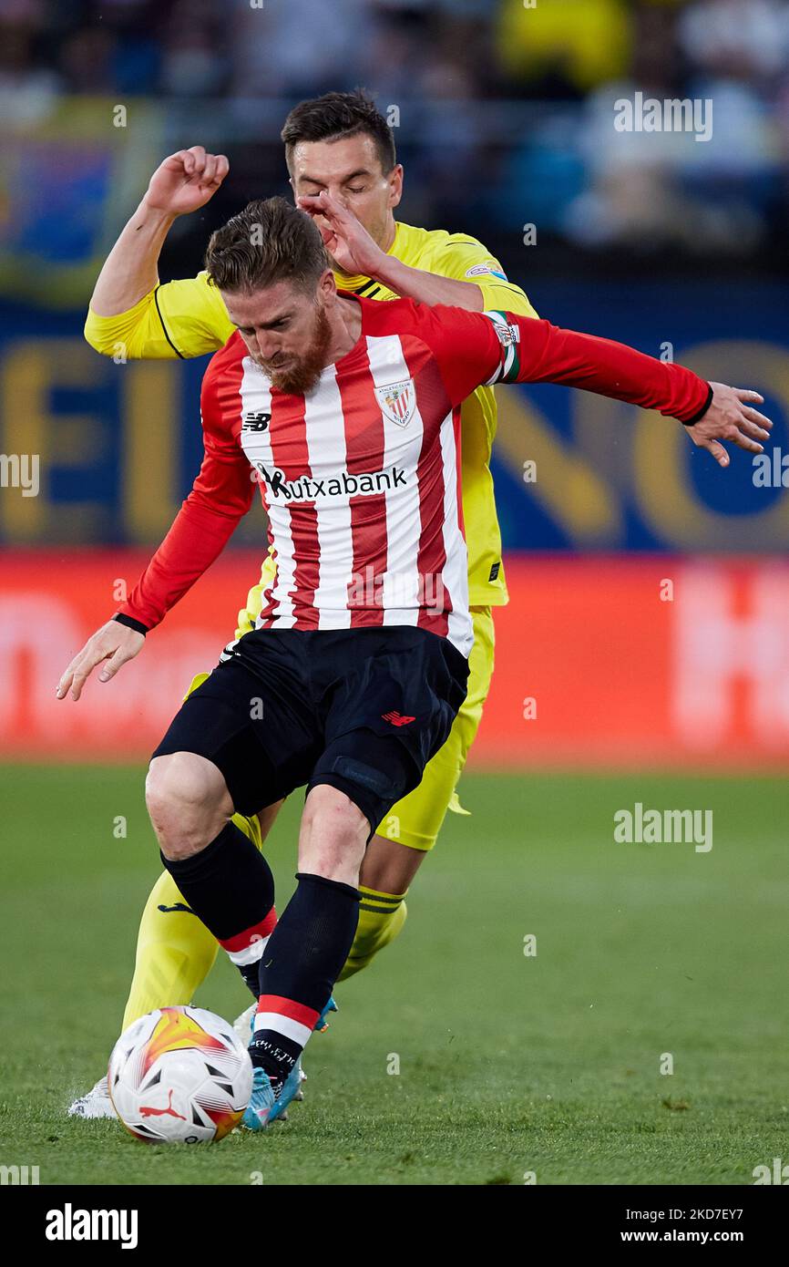 Iker Muniain (L) vom Athletic Club kämpft mit Lo Celso von Villarreal CF während des La Liga Santander-Spiels zwischen Villarreal CF und Athletic Club im Estadio de la Ceramica, 9. April 2022, Villarreal, Spanien, um den Ball. (Foto von David Aliaga/NurPhoto) Stockfoto