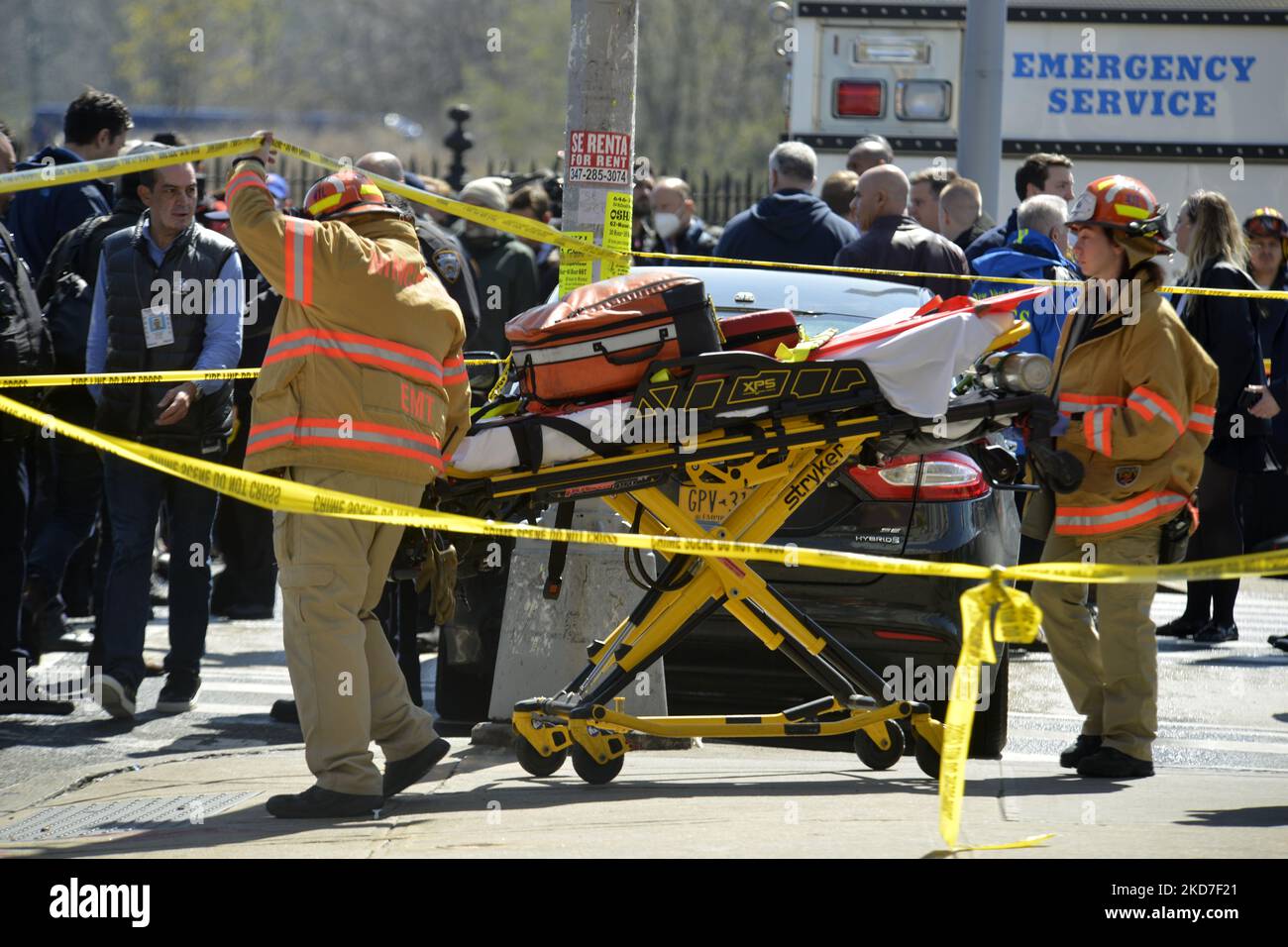 Die Polizei und das FBI suchen nach dem Terroristen, der am Dienstag, dem 12. April 2020, in Brooklyn, New York, eine selbstgemachte Granate in einem R-Triebwagen explodierte und dann auf Passagiere schoss. Der Terroranschlag ereignete sich um 8:26 Uhr, 16 Personen wurden verletzt, 10 wurden angeschossen und fünf befinden sich in einem kritischen, aber stabilen Zustand. (Foto von Deccio Serrano/NurPhoto) Stockfoto