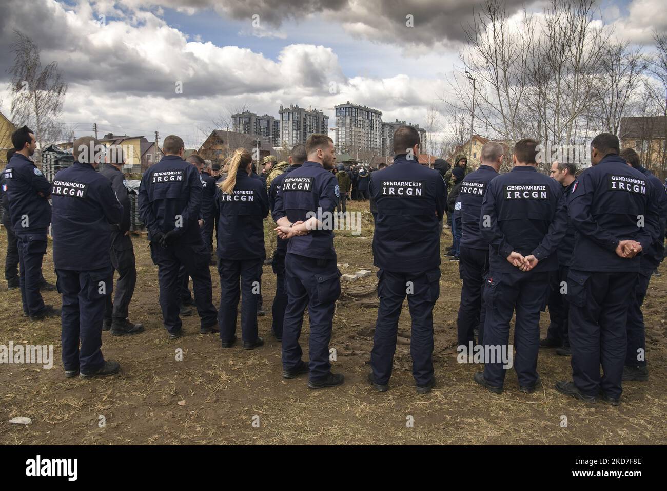 Französische forensische Ermittler, die in der Ukraine zur Untersuchung von Kriegsverbrechen während der russischen Invasion eintrafen, stehen neben einem Massengrab in Bucha, Kiew, Ukraine, 12. April 2022 (Foto: Maxym Marusenko/NurPhoto) Stockfoto