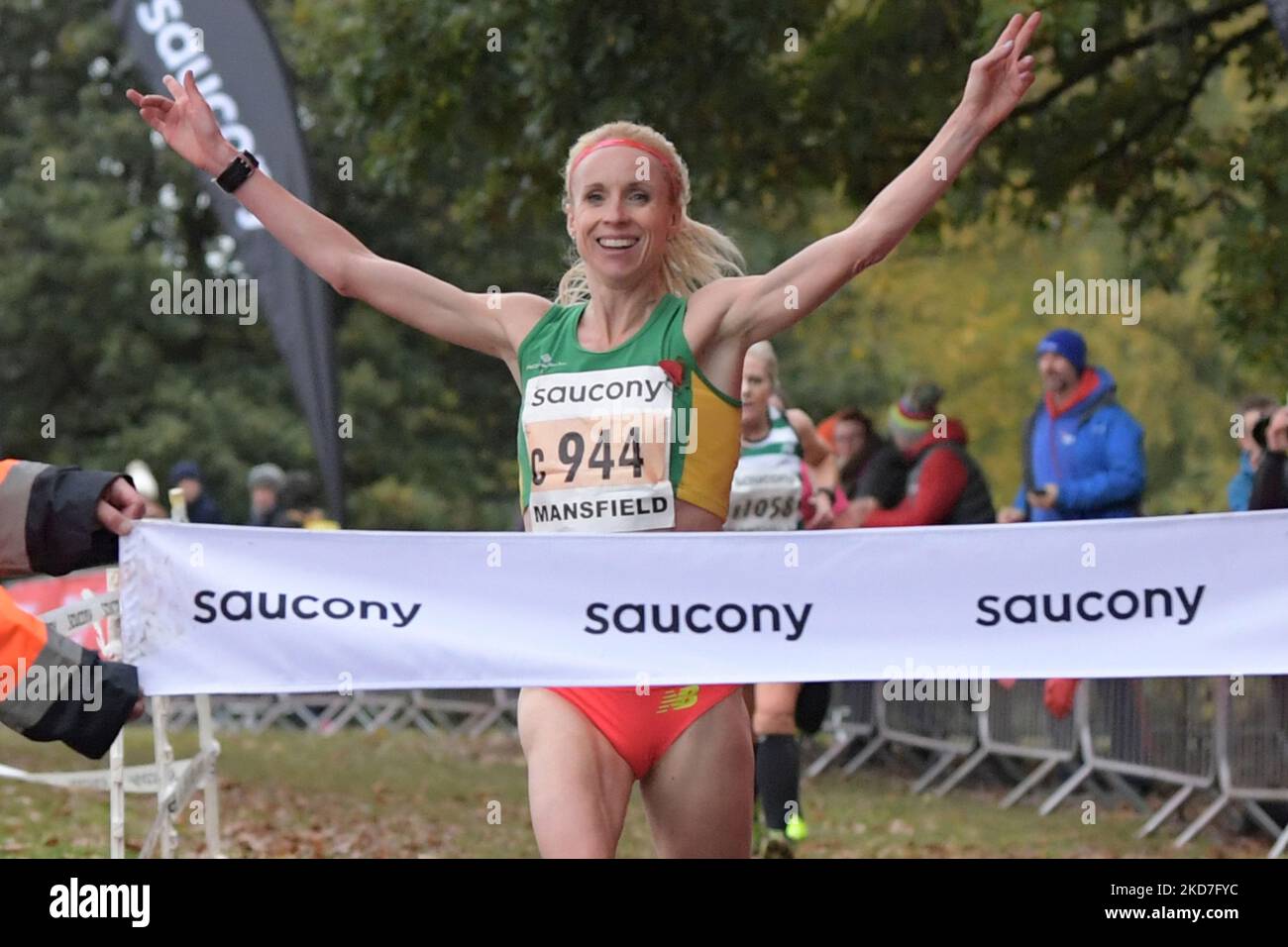 Mansfield, Großbritannien. Samstag, 5.. November 2022. Gemma Steel, Charnwood Athletic Club. Ihre Entschlossenheit bringt einen fabelhaften Teamsieg bei der National Cross Country Relay Championship 2022, Charnwood Athletic Club A Team (1. Mia Atkinson - 2. Hannah Nuttall - 3. Gemma Steel) gewinnt die Staffelmeisterschaft der Frauen. English Cross Country Association. Berry Hill Park, Mansfield, Nottinghamshire. © Yoko Shelley Credit: Yoko Shelley/Alamy Live News Stockfoto